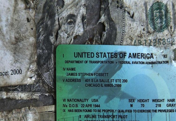 Fossetts pilotcertifikat og en dollarseddel, der blev fundet i det østlige Californien. 