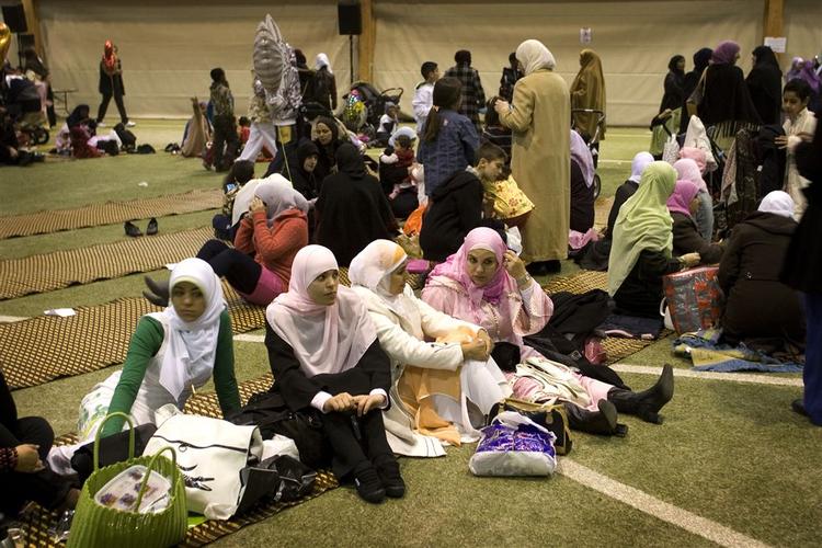 12.000 muslimer var samlet i Valby til eid-fest i starten af ugen, men mange familiemedlemmer måtte blive hjemme, fordi de ikke kunne få fri fra deres arbejde. 