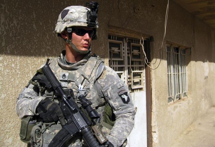 Amerikansk soldat på patrulje i Irak. Soldaten er ikke identisk med den 25-årige soldat, der omtales i artiklen. 