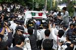 Presse og stor opstandelse ved Choi Jin-Sils bopæl i Seoul, efter at nyheden om stjernens selvmord havde spredt sig. 