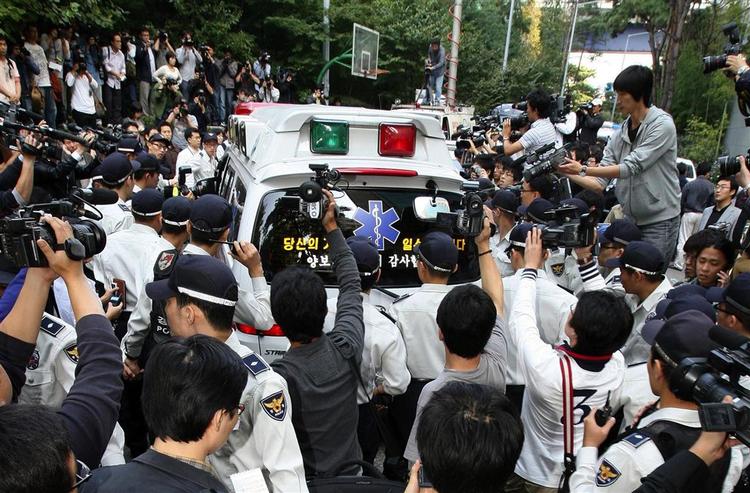 Presse og stor opstandelse ved Choi Jin-Sils bopæl i Seoul, efter at nyheden om stjernens selvmord havde spredt sig. 