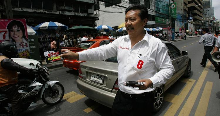 Chuvit Kamolvisit, var før kendt som en af Bangkoks bordelkonger. Nu vil han være guvernør. 