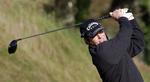 Hugh Grant halter gevaldigt bagud sammen med spanieren Miguel Angel Jimenez. 