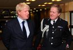 Ian Blair (th.) sammen med Londons nye borgmester Boris Johnson, der ikke har støttet ham. 