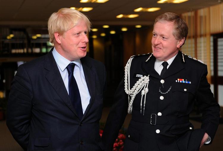 Ian Blair (th.) sammen med Londons nye borgmester Boris Johnson, der ikke har støttet ham. 