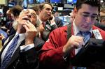 Selv om Senatet natten til torsdag stemte ja til den store finansielle hjælpepakke har blandt andet høje ledighedstal trukket aktiekurserne nedad efter åbningen af børsen på Wall Street. 
