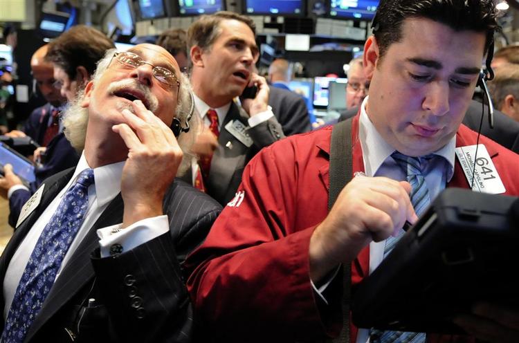 Selv om Senatet natten til torsdag stemte ja til den store finansielle hjælpepakke har blandt andet høje ledighedstal trukket aktiekurserne nedad efter åbningen af børsen på Wall Street. 