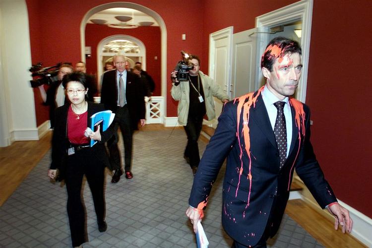 Anders Fogh Rasmussen fik rød maling kastet på sig i 2003 af aktivister, som var kommet ind på Christiansborg. 