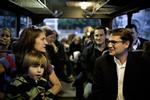 Bussen var fyldt på turen til Holbæk Teaters forestilling om Ungdomshuset. Justitsminister Brian Mikkelsen (th.) var med. 