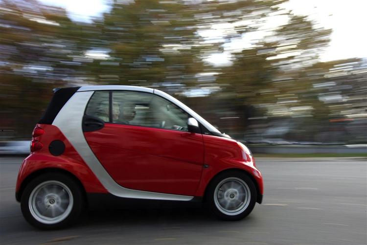 Til februar skulle det være muligt at købe en Smart-bil, der kan køre 30 km på en liter diesel, i Danmark. 