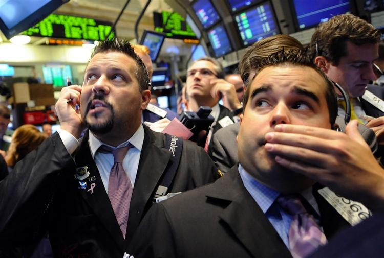 Den internationale finanskrise har sit epicenter i USA. Billedet er fra i dag på børsen i Wall Street. 