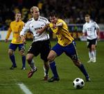 Rosenborg Mikael Dorsin udfordrer Brøndbys Jan Kristiansen. 