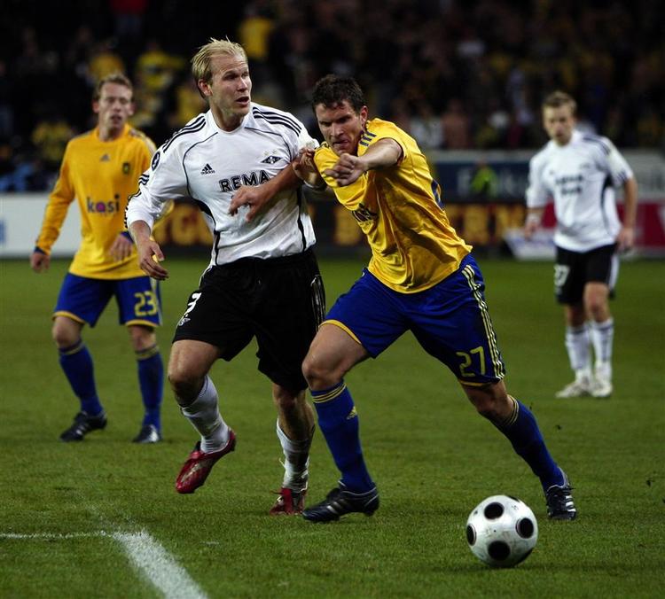 Rosenborg Mikael Dorsin udfordrer Brøndbys Jan Kristiansen. 