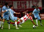 Olympiakos' Luis Santo Diogo bliver tacklet af FC Nordsjællands Bo Storm i den blå trøje. 
