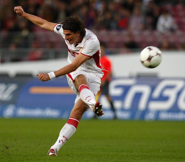 Mario Gomez scorede målet, der sendte VfB Stuttgart i Uefa Cuppens gruppespil. 