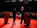 Sarah Palin hilser på Joe Biden efter debatten mellem vicepræsidentkandidaterne. 