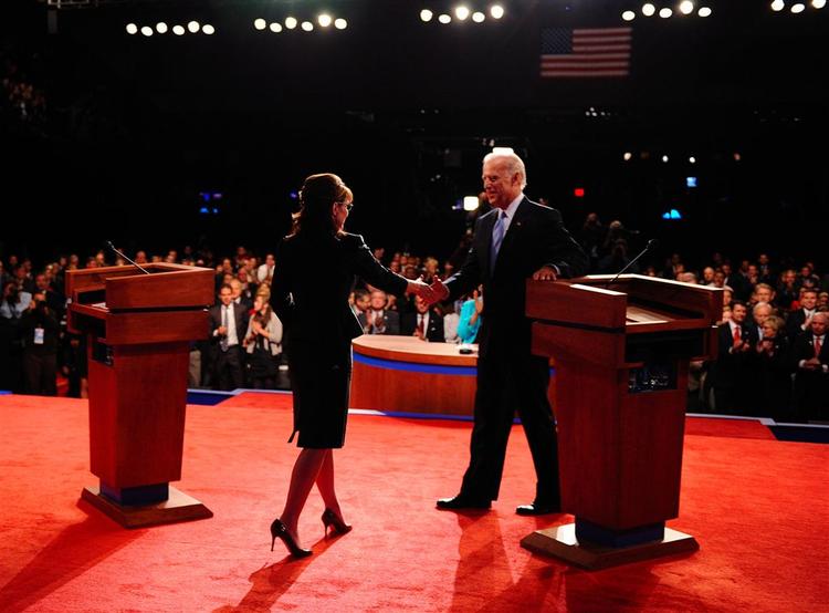 Sarah Palin hilser på Joe Biden efter debatten mellem vicepræsidentkandidaterne. 