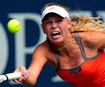 Topseedede Caroline Wozniacki forsvarer sin position på verdensranglisten ved lige som sidste år at have nået semifinalen i Japan Open. Her returnerer hun en bold i kvartfinalen mod Tamarine Tanasugarn. 