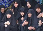 I Saudi-Arabien bliver de traditionelle sorte kvindedragter langsomt skiftet ud med mere moderigtige dragter, hvor både glitter, farver og broderi er velkommen. Arkivfoto 