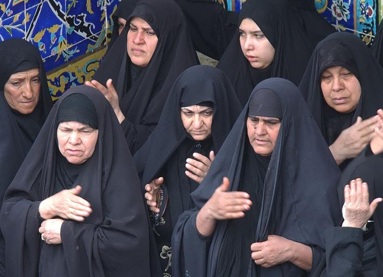 I Saudi-Arabien bliver de traditionelle sorte kvindedragter langsomt skiftet ud med mere moderigtige dragter, hvor både glitter, farver og broderi er velkommen. Arkivfoto 