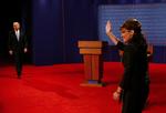 Sarah Palin kom hilsende og selvtillidsfuld ind på scenen før debatten med Joe Biden. Og republikanerne er da også tilfredse med hendes præstation. 