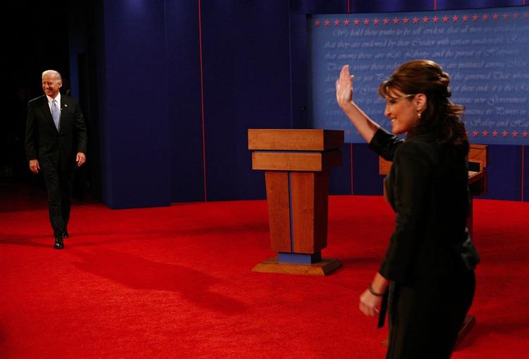 Sarah Palin kom hilsende og selvtillidsfuld ind på scenen før debatten med Joe Biden. Og republikanerne er da også tilfredse med hendes præstation. 