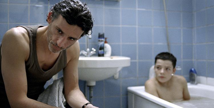 Mirush (Nazif Muarremi, th.) kommer til Norge og finder sin forsvundne far Bekim (Enrico Lo Verso), men han har svært ved at fungere i det nye samfund. Foto: Sunrise Film 
