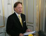 Det bliver den permanente sekretær for Det svenske Akademi, Horace Engdahl, der offentliggør vindernavnet på torsdag. 