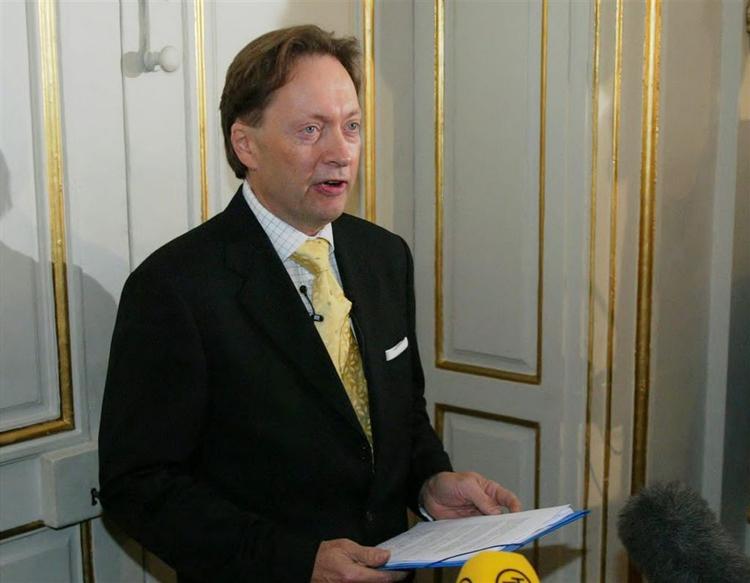 Det bliver den permanente sekretær for Det svenske Akademi, Horace Engdahl, der offentliggør vindernavnet på torsdag. 