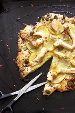 Klip pizzaen i mindre stykker med en saks. Det er nemmere end at skære den ud. 