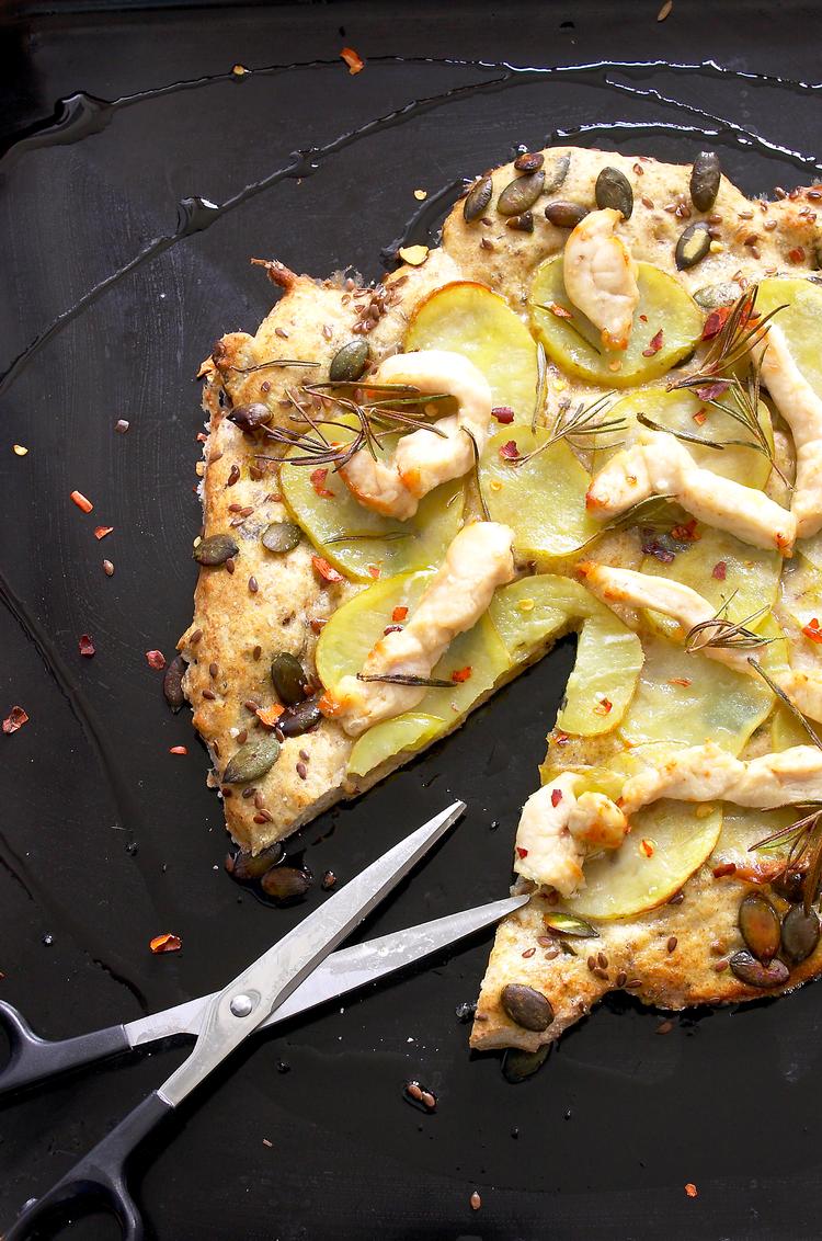 Klip pizzaen i mindre stykker med en saks. Det er nemmere end at skære den ud. 