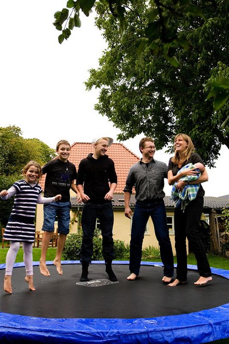 Familien Ousager er glad for deres bolig, der ligger tæt på skolen for David på 15, Johan på 11 og Anna, der er 7 år. Men på sigt når nyfødte Eva er blevet stor, vil Lillian og Jakob gerne finde et hus ved vandet. 