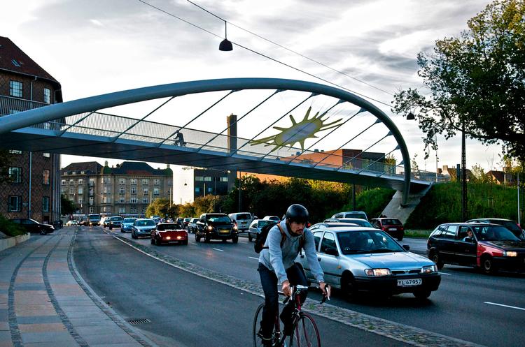 Åbuen er en del af Københavns otte kilometer lange Nørrebro Cykelrute og sikrer, at cyklister og fodgængere kan krydse Ågade uden at komme i karambolage med de 60.000 biler, der hvert døgn kører forbi. Og uden ekstrabetaling har kommunen samtidig fået en byport. Arkivfoto: Troels Heien 