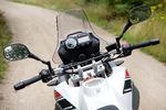 Yamaha Ténéré har en veldisponeret føreplads med fint overblik. Instrumenterne er desuden enkle og overskuelige med tydelig markering af indholdet i benzintanken. 