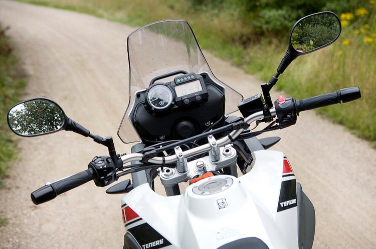 Yamaha Ténéré har en veldisponeret føreplads med fint overblik. Instrumenterne er desuden enkle og overskuelige med tydelig markering af indholdet i benzintanken. 