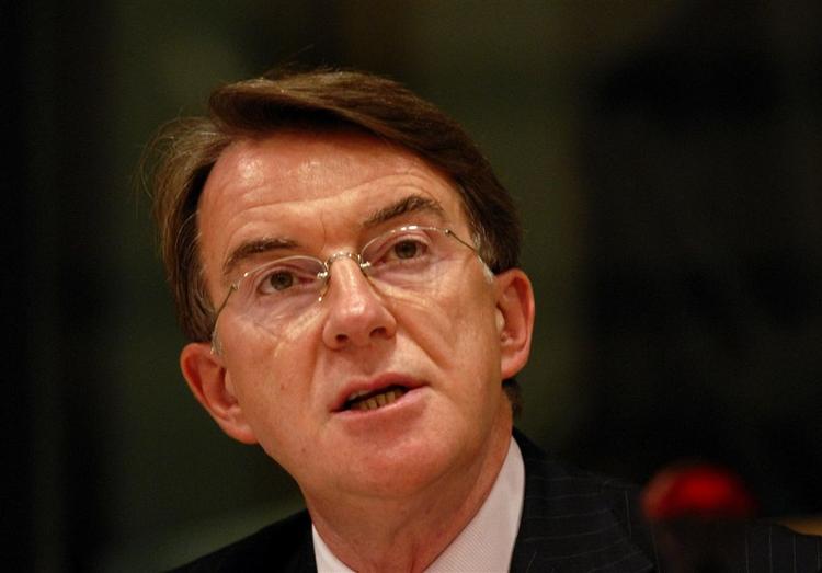 EU's handelskommissær, Peter Mandelson, håber på, at Helle Thorning-Schmidt vinder valget. Hans kollega, svenskeren Margot Wallström, har tidligere fået kritik for at støtte den franske præsidentkandidat Segolene Royal. 