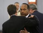 O.J. Simpson sammen med sin forsvarer Yale Gallanter efter dommen. 