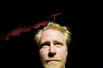 Jokum Rohde var helt sikker på, at det biografiske drama om Charles Darwin skulle gennemgå hans videnskabelige teorier, men det har ikke forhindret dramatikeren i tillige at lege med stærkt kulørte teatereffekter.  Foto: Sara Galbiati 