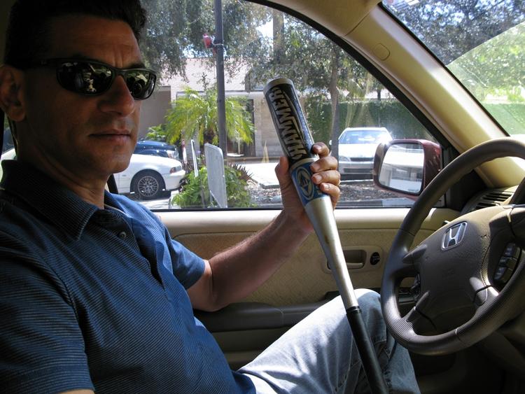 Doug Dewitt kører rundt med et baseball-bat i sin bil, fordi han flere gange er blevet truet på livet i forbindelse med tvangsauktioner. 