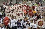 En højere og lige løn var en del af kravet ved forårets konflikt. Billedet er fra Sundhedskartellets demonstration foran Christiansborg 17. april. 