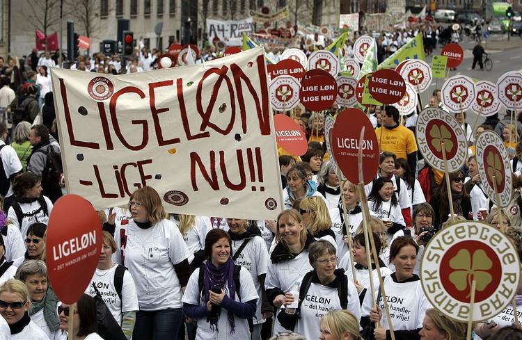 En højere og lige løn var en del af kravet ved forårets konflikt. Billedet er fra Sundhedskartellets demonstration foran Christiansborg 17. april. 