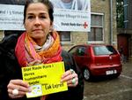 Karina Vestergaard Madsen er en af dem, som Røde Kors har afvist i dag, fordi hun ville dele denne flyer ud. 
