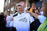 Finansminister Lars Løkke Rasmussen fik under forårets konflikt overrakt en T-shirt af Connie Kruckow, som ikke efterlod tvilv om, hvad Sundhedskartellet synes, strejken handlede om. 