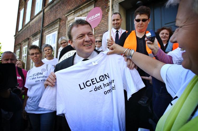 Finansminister Lars Løkke Rasmussen fik under forårets konflikt overrakt en T-shirt af Connie Kruckow, som ikke efterlod tvilv om, hvad Sundhedskartellet synes, strejken handlede om. 