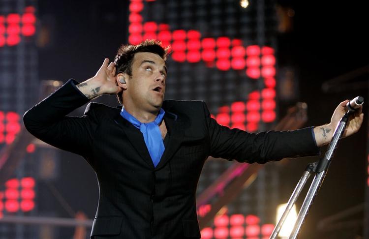 Robbie Williams og 59 andre musikere vil have pladeselskaberne til at lytte. De kræver retten til deres egen musik. Her ses mr. Williams, da han optrådte i Parken i 2006. (Arkivfoto) 