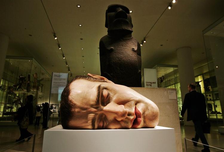Statuen i baggrunden er basaltstatuen 'Hoa Hakananai'a', fundet på Påskeøen, Rapa Nui. I forgrunden Ron Muecks 'Mask II'. Skulpturen indgår i udstillingen  'Statuephilia' British Museum i London. 