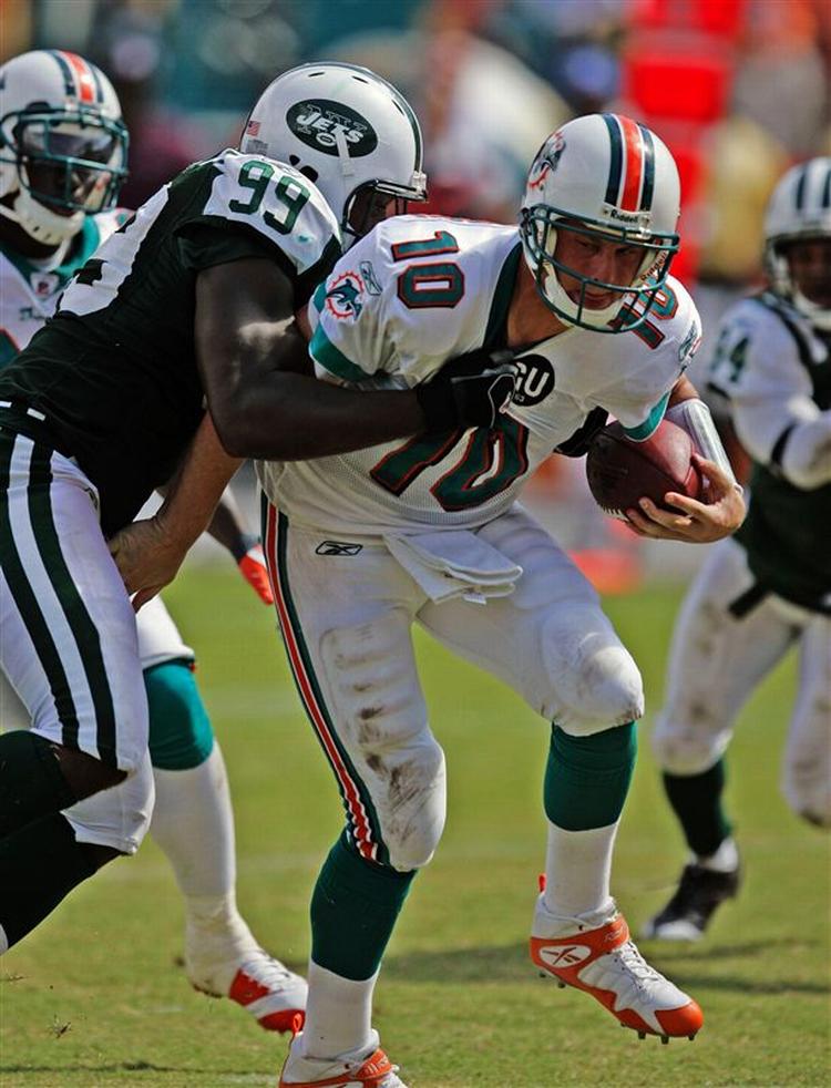 Chad Pennington (th.) og resten af Miami Dolphins er kommet fantastisk fra start med overraskende angrebsspil. 