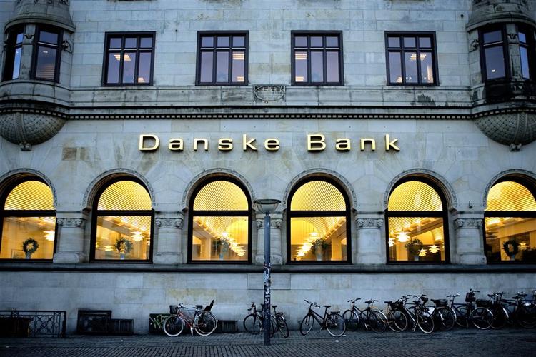 Danske Bank hit a bad patch on the Stock Exchange this morning. It has announced Q3 loan losses of 1.8 billion to, among others, Lehman Brothers. 