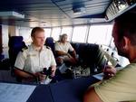 Det er tidligt ommorgenen, at piratalarmerne løber ind fra handelsskibene til Absalons kommandobro. Her er vagtchef Jacob Kibsgaard, rorgænger Karl Rasmussen og rorgænger Thomas Ruby på den tidlige vagt. 
