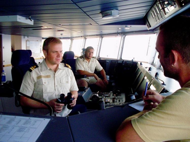 Det er tidligt ommorgenen, at piratalarmerne løber ind fra handelsskibene til Absalons kommandobro. Her er vagtchef Jacob Kibsgaard, rorgænger Karl Rasmussen og rorgænger Thomas Ruby på den tidlige vagt. 